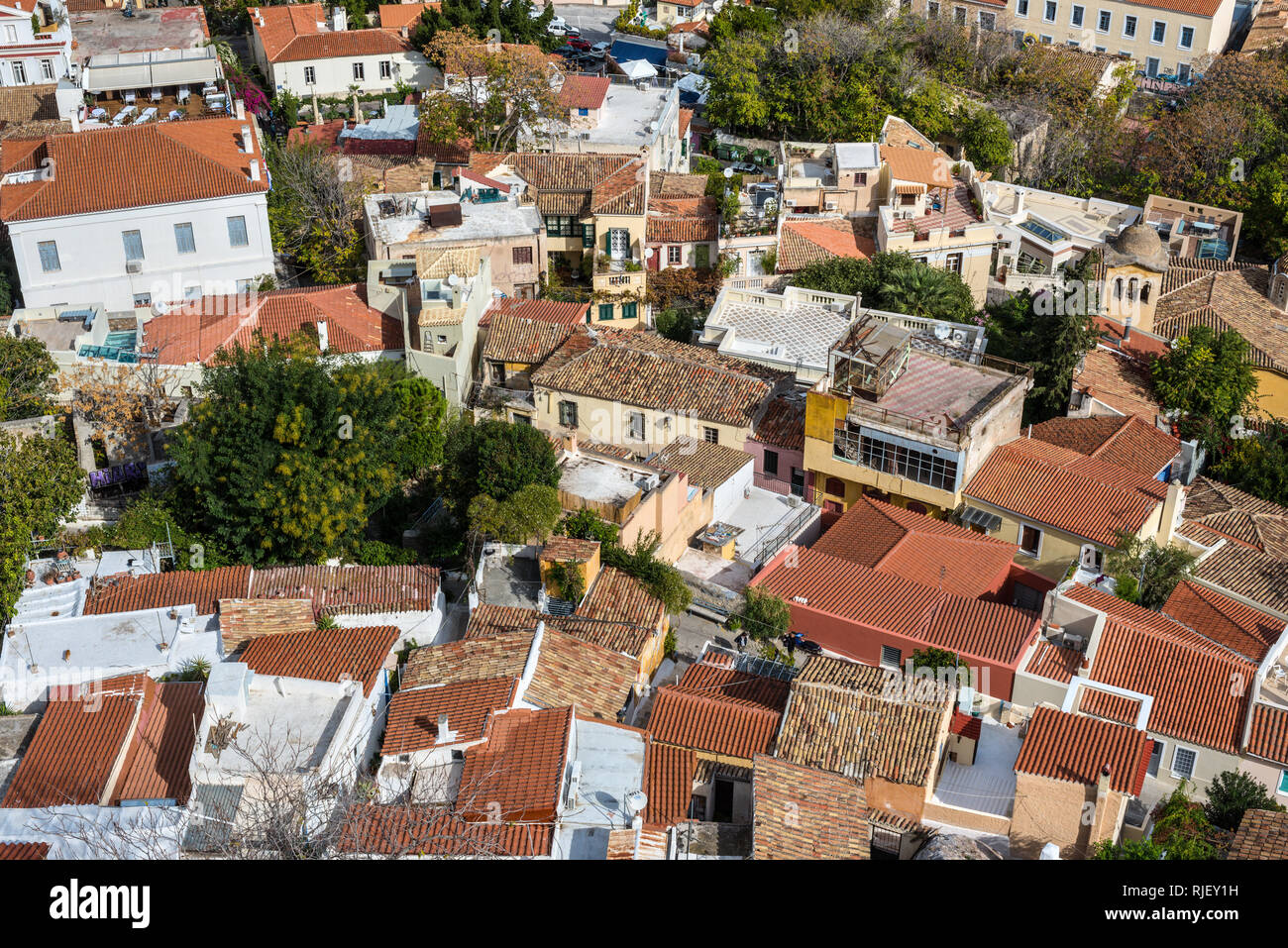 Atene, Grecia - 1 Novembre 2017: vista di Atene dal Acropoli con massa di case, immobili, appartamenti, tetti nel centro della città greca dei capi Foto Stock