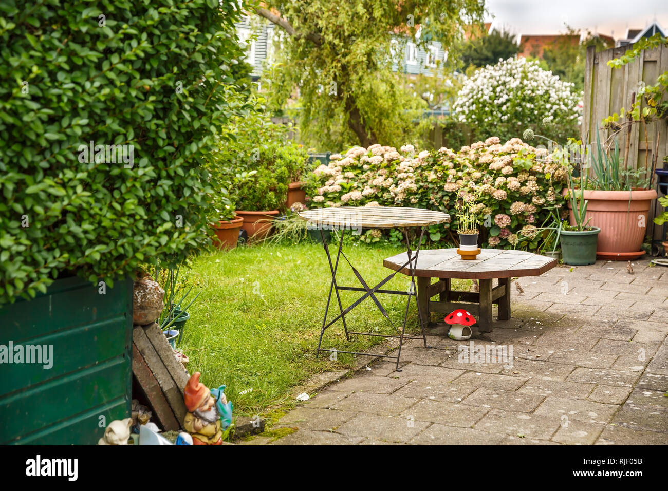 I mobili da giardino in Olandese di villaggio di pescatori Marken. Foto Stock