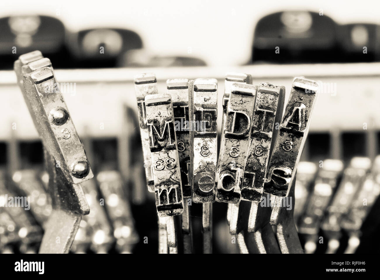 La parola media con la vecchia macchina da scrivere martelli in monocromia Foto Stock