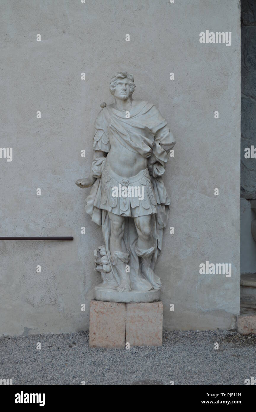 Una splendida scultura di un legionario romano nel cortile interno del Castello di Castelvecchio di Verona. Viaggi, vacanze, architettura. Marzo 30, 2015. Foto Stock