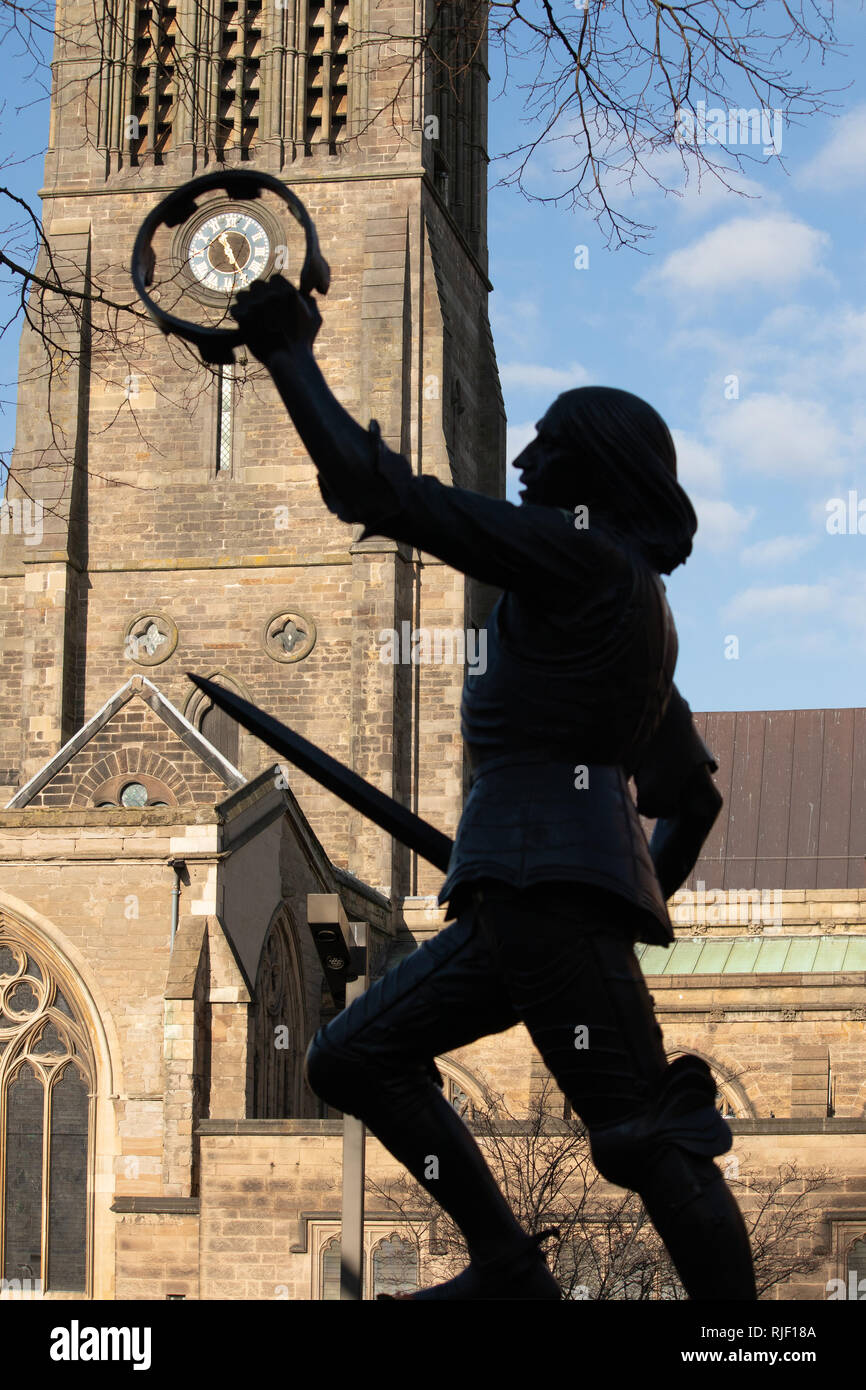 Una statua di bronzo raffigurante Richard III, commissionato da Richard III la società nel 1980 sorge al di fuori del Centro Visitatori vicino alla cattedrale. Foto Stock