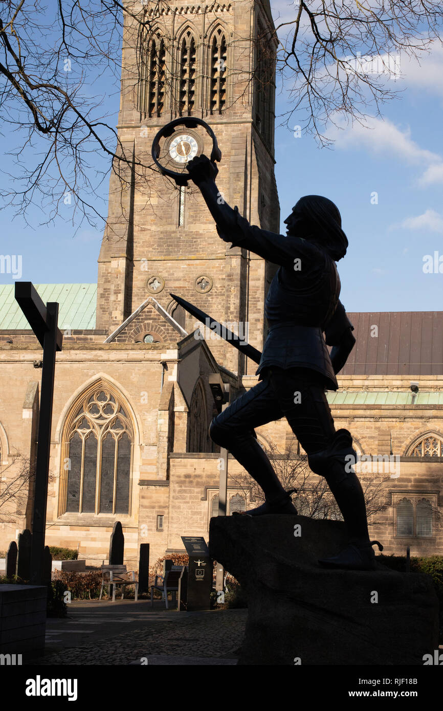 Una statua di bronzo raffigurante Richard III, commissionato da Richard III la società nel 1980 sorge al di fuori del Centro Visitatori vicino alla cattedrale. Foto Stock
