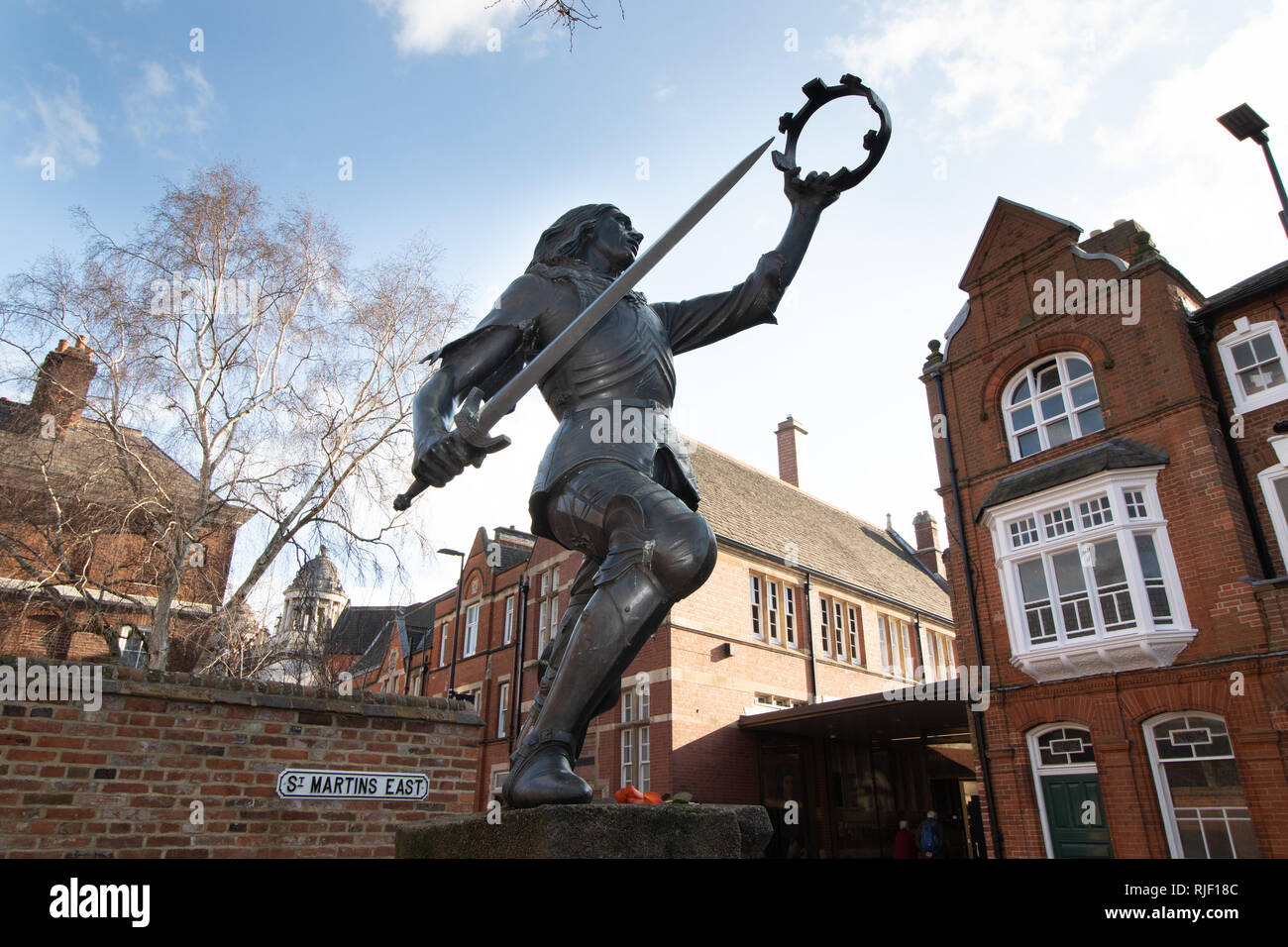 Una statua di bronzo raffigurante Richard III, commissionato da Richard III la società nel 1980 sorge al di fuori del Centro Visitatori vicino alla cattedrale. Foto Stock