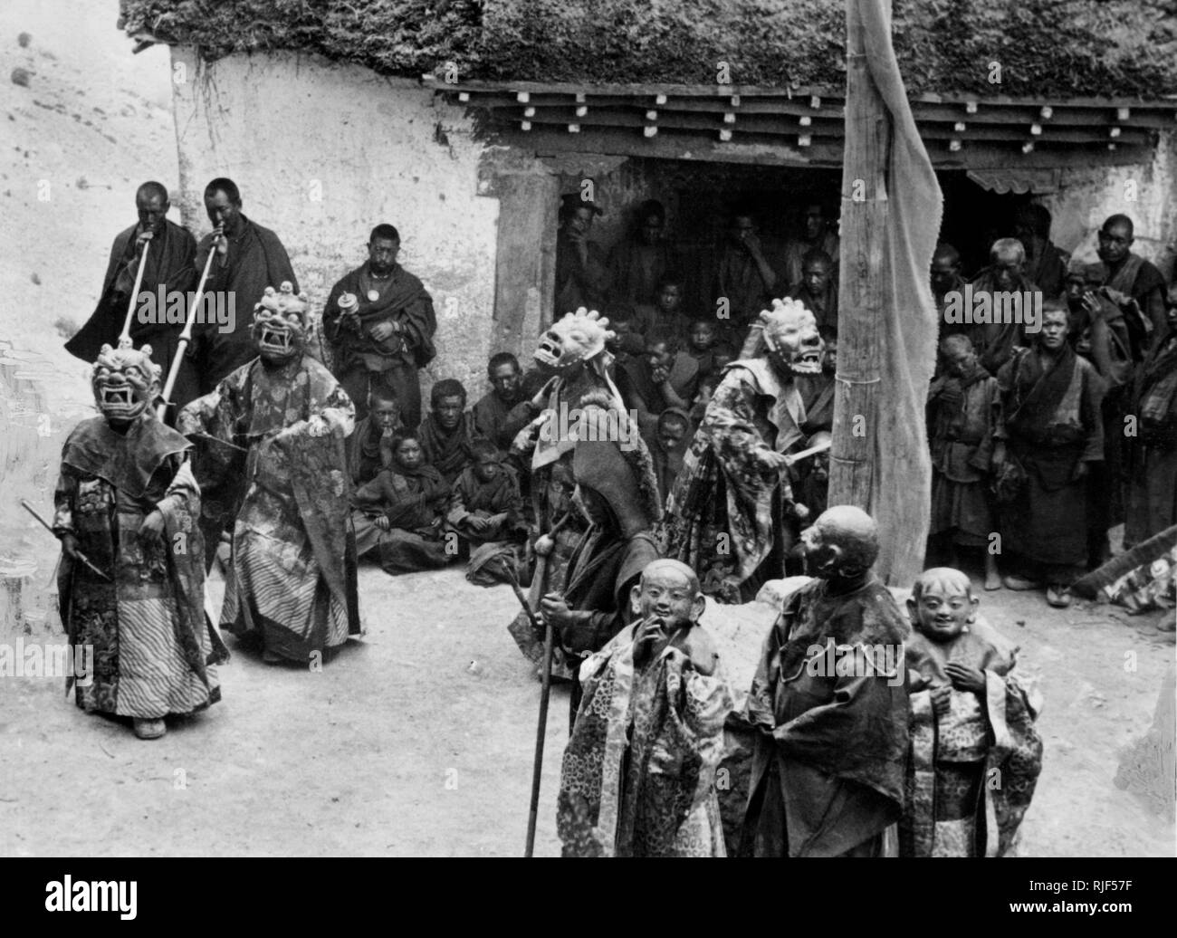 Monaci Tibetani dancing, spedizione italiana in Tibet, 1920-30 Foto Stock