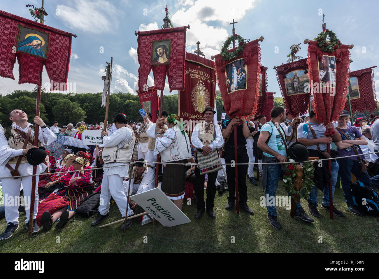 Sumuleu Ciuc, Romania - 19 Maggio 2018: Ungherese pellegrini cattolici, la folla di gente radunarsi in Csiksomlyo per celebrare la Pentecoste. Il religioso e Foto Stock