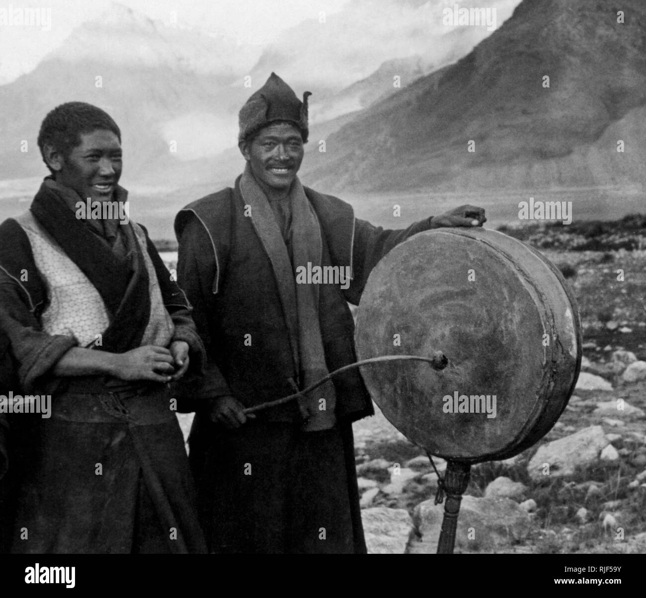 Tamburo con il suono rituale della lama, spedizione italiana in Tibet, 1920-30 Foto Stock