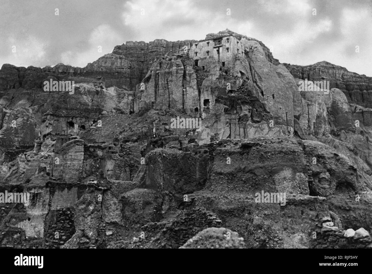 Castello e rovine chiungung,, spedizione italiana in Tibet, 1920-30 Foto Stock