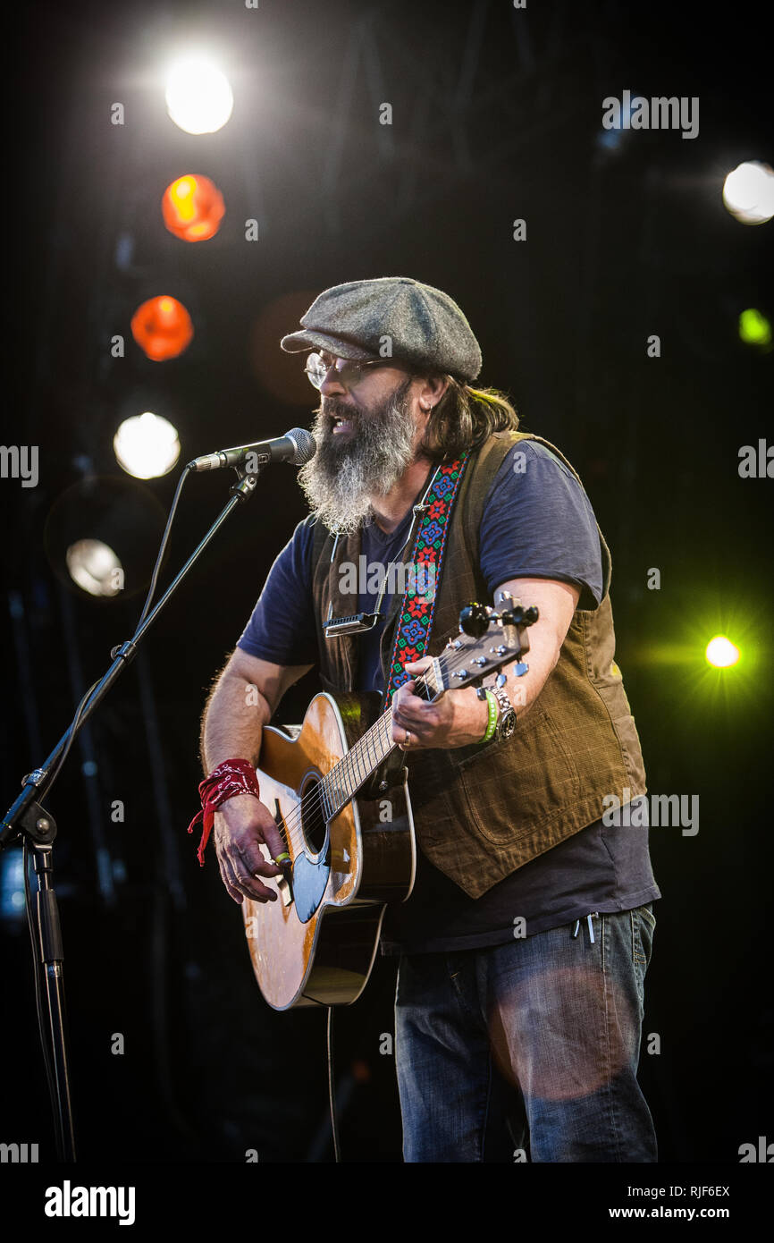 Steve Earle, il paese americano/folk cantante, musicista e cantautore, esegue un concerto dal vivo presso il Danish folk, blues e il festival della musica country Tønder Festival 2014. Danimarca, 30/08 2014. Ad eccezione della Danimarca. Foto Stock