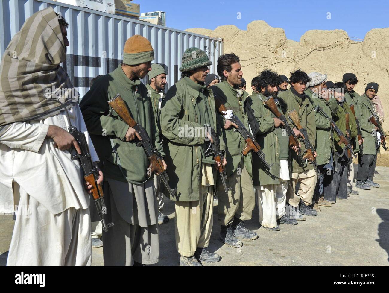 Afghan Polizia locale linea di candidati in formazione durante un allenamento evoluzione in Shah gioia Distretto, Provincia di Zabul, Afghanistan, gen. 16. ALP è una struttura difensiva, orientata alla comunità la forza che porta la sicurezza e la stabilità in aree rurali dell'Afghanistan. Foto Stock