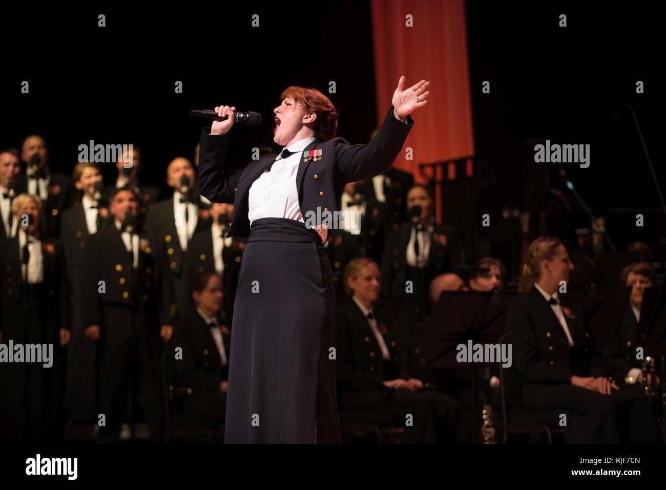 BETHESDA, Md. (ott. 05, 2017) musicista di prima classe Maia Rodriguez da Cleveland, Ohio, svolge con gli Stati Uniti La banda della marina militare al centro della musica a Strathmore di Bethesda, Maryland per la celebrazione del 242compleanno dell'U.S. Navy. Ogni ottobre u.s. La banda della marina militare celebra la nascita della marina degli Stati Uniti con un concerto annuale che evidenzia la diversità della marina, le sue varie missioni in tutto il mondo e la sua ricca storia e patrimonio e onori veterani e tutti coloro che servite. Foto Stock