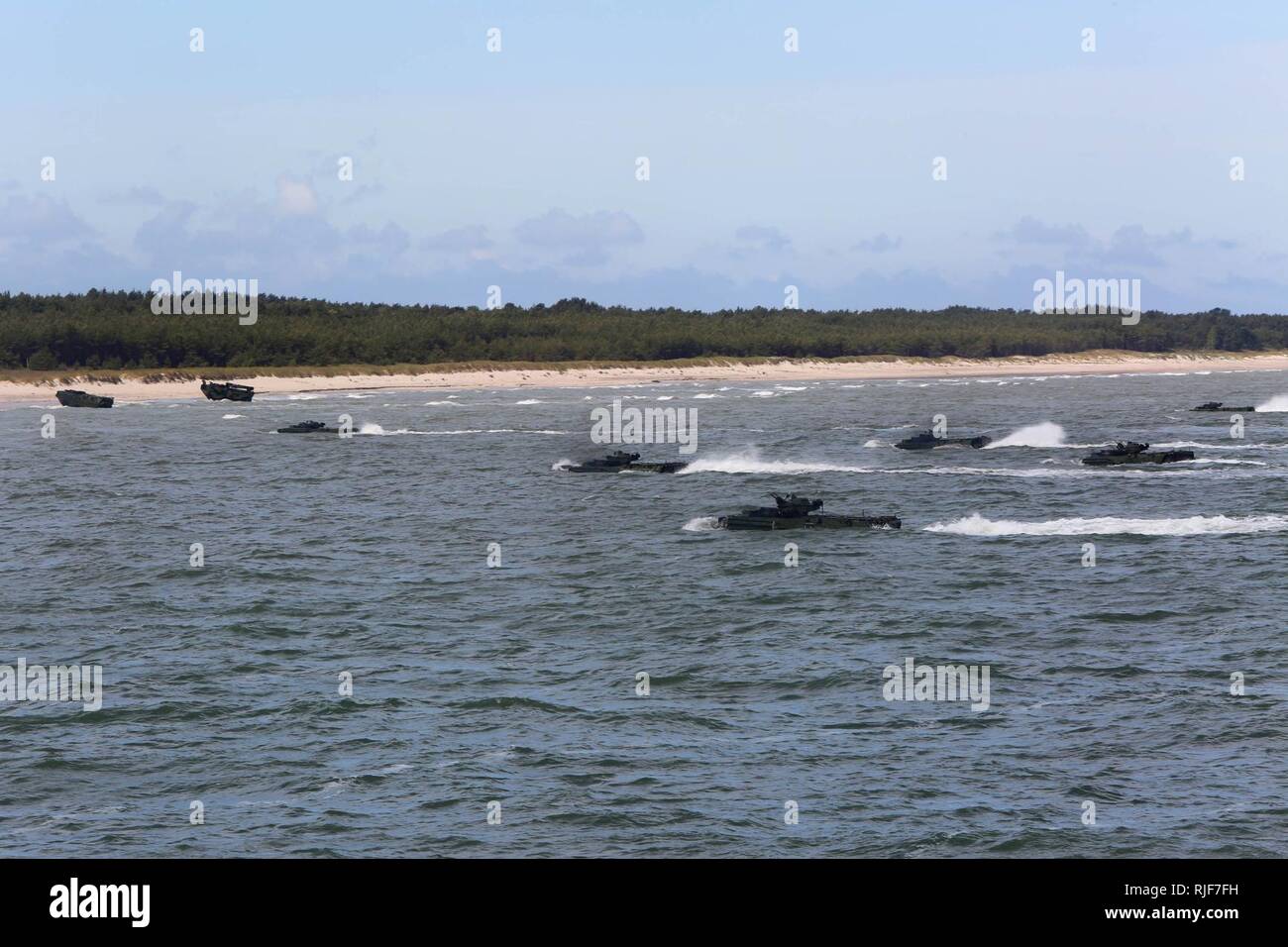 USTKA, Polonia (17 giugno 2015) assalto anfibio veicoli land a Ustka, in Polonia per la BALTOPS 2015 sbarco anfibio. Stati Uniti Marines e servizio membri provenienti da Finlandia, Svezia e Paesi Bassi, il Regno Unito e gli Stati Uniti Marina e gli Stati Uniti Esercito che comprendono la BALTOPS combinato di forza di sbarco e combinate Amphibious Task Force ha condotto l'atterraggio anfibio. BALTOPS, annualmente multinazionale ricorrenti esercizio inteso a migliorare la flessibilità e interoperabilità, nonché la volontà di alleati e partner le forze per la difesa della regione del Baltico. Foto Stock