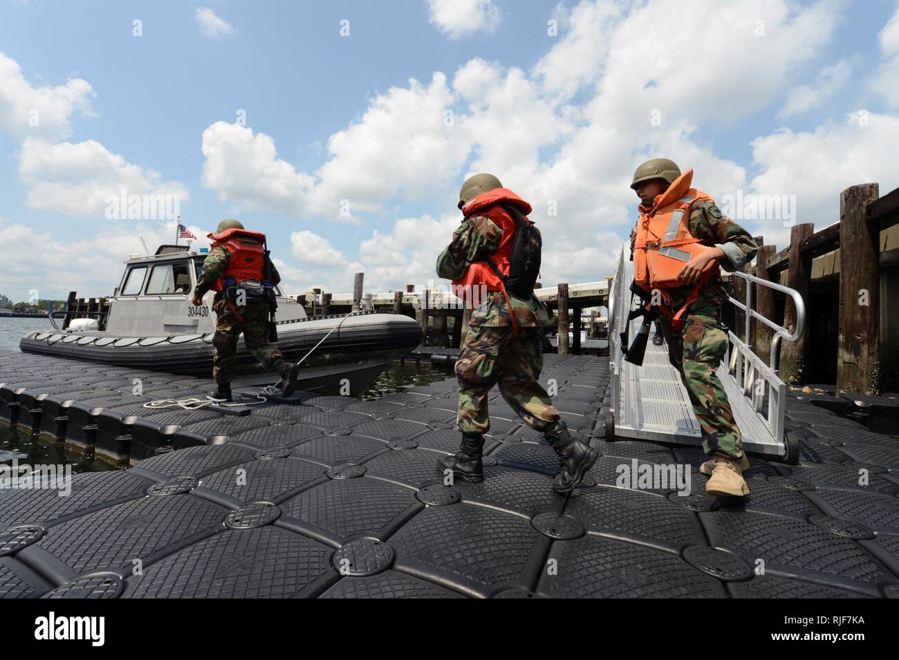 JEB LITTLE CREEK-Fort Story, Va. (21 luglio 2013) - Navale Cadetti di mare a bordo di una rigida-scafo gommone per condurre un anfibio atterraggio-Evoluzione di formazione sulla spiaggia del giunto di base Expeditionary poco Creek-Fort Storia. Gli Stati Uniti La marina ospita 17 Cadetti del mare da attraverso gli Stati Uniti in tre settimane di lunghe operazioni di Expeditionary esercizio insegnando loro le competenze e le procedure utilizzate in Marine Expeditionary warfare. Foto Stock