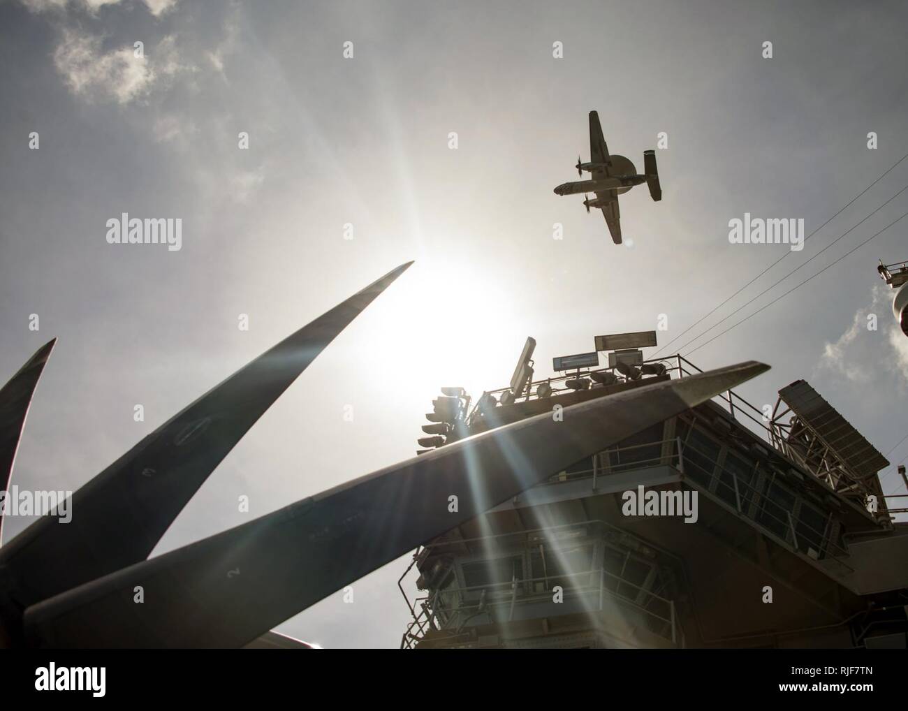 Sul mare del sud della Cina (feb. 23, 2017) E-2C Hawkeye di allarme precoce e di aeromobili di controllo assegnato al "Aquile nere" di Carrier Airborne Early Warning Squadron (VAW) 113 vola sopra la portaerei USS Carl Vinson (CVN 70). La nave e il suo supporto strike gruppo sono su un pacifico occidentale la distribuzione come parte degli Stati Uniti Flotta del pacifico-led iniziativa di estendere il comando e le funzioni di controllo di Stati Uniti 3a flotta. Foto Stock