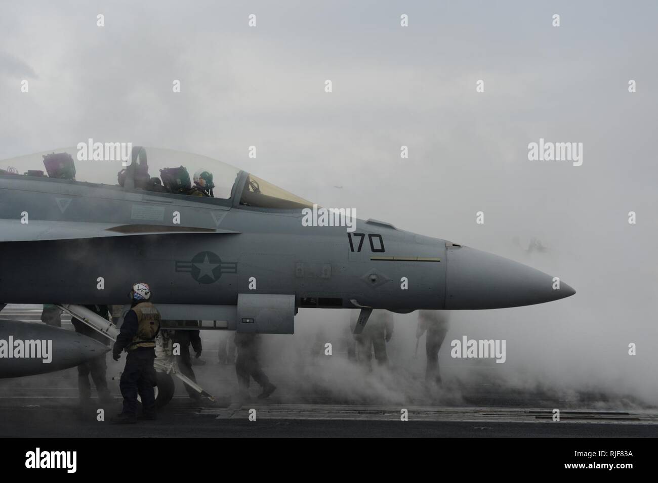 Oceano atlantico (GEN. 25, 2013) marinai preparare per il lancio di un'F/A-18F Super Hornet dal Flying Eagles di Strike Fighter Squadron (VFA) 122 dal ponte di volo della portaerei USS George H.W. Bussola (CVN 77). George H.W. Bush sta conducendo la formazione e le qualifiche del gestore nell'Oceano Atlantico. Foto Stock