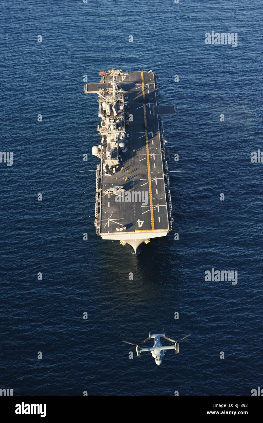 Oceano Pacifico (feb. 13, 2013) Una MV-22 Osprey prende il volo dal ponte di volo dell'multipurpose Amphibious Assault nave USS Boxer (LHD 4). Il Boxer è in corso al largo della costa della California. Foto Stock