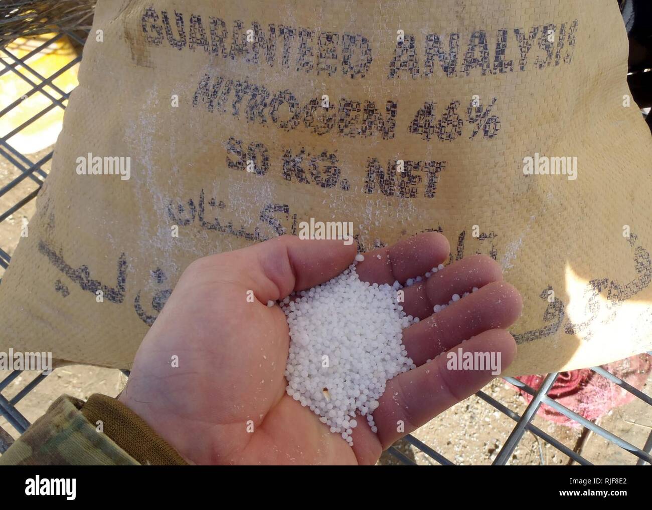 Un membro della polizia nazionale afgana visualizza il nitrato di ammonio ha scoperto in un composto in Tawiz Kheyl village, distretto di Arghandab, provincia di Zabul, Afghanistan, Feb. 9. La bomba-rendendo il materiale, insieme con la morte di insorti minaccia di lettere, è stato collocato dopo un abitante locale ha notificato alla polizia nazionale afgana il composto è stata la memorizzazione di materiale sospetto. Foto Stock