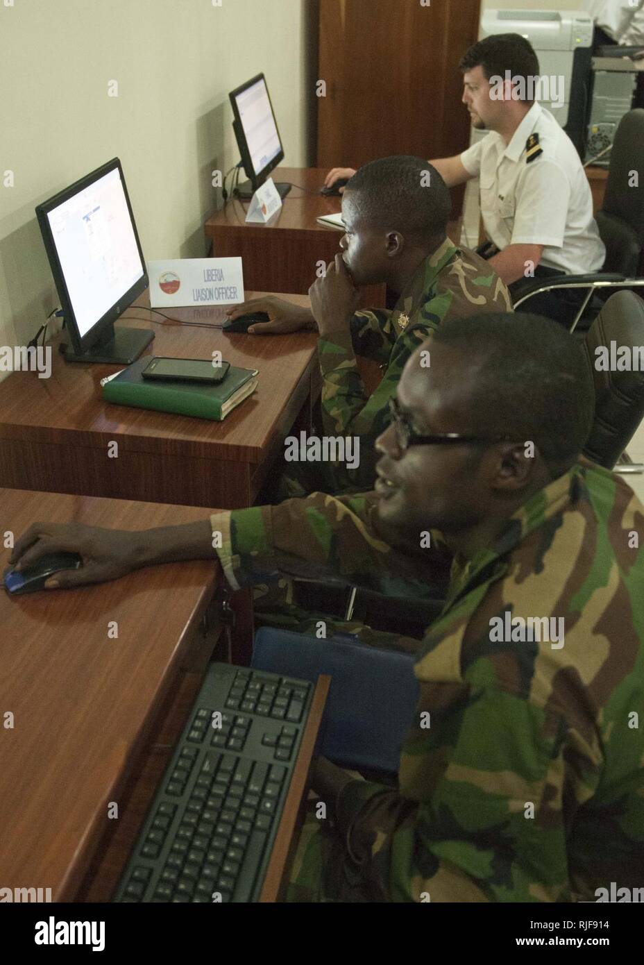 DAKAR, Senegal (10 marzo 2014) Costa liberiana marinaio di guardia Phillip Dennis e Ens. Sy Komora lavorare nell'esercizio sahariana marittimo Express Operations Center (MOC). Il MOC coordina tutte basate su uno scenario e attività di esercizio compresa la lotta contro la pesca illegale, la tratta degli esseri umani e alla pirateria. Saharan Express 2014 è un annuale alla sicurezza marittima internazionale la cooperazione esercizio inteso a migliorare la sicurezza marittima e la sicurezza in Africa occidentale. Foto Stock