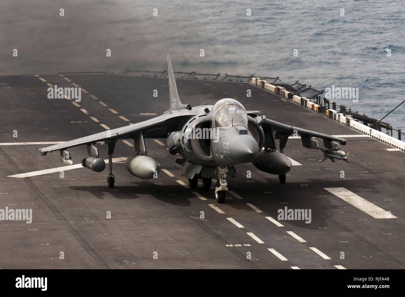 Un U.S. Marine Corps AV-8B Harrier II aeromobili assegnati al Marine squadrone di attacco (VMA) 214 si prepara a decollare da assalto anfibio nave USS Makin Island (LHD 8) nell'Oceano Pacifico il 20 giugno 2012. Makin Island era in corso la U.S. La terza area della flotta di responsabilità condurre le operazioni di sicurezza marittima e di protezione del teatro gli sforzi di cooperazione. Foto Stock