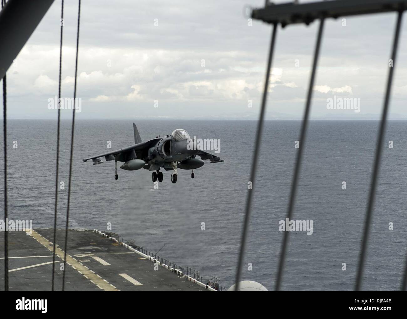Oceano Pacifico (feb. 22, 2015) - Un AV-8B Harrier assegnato al Marine squadrone di attacco (VMA) 311 terre su Amphibious Assault nave USS America (LHA 6). America sta attualmente conducendo Harrier operazioni per la prima volta al largo della costa della California. La nave è il primo della sua categoria ed è ottimizzato per Marine Corps aviation. Foto Stock