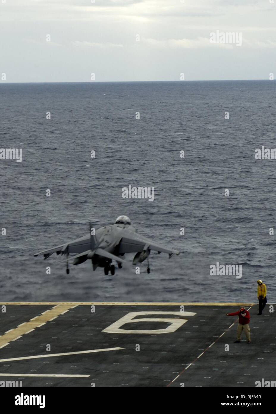 Oceano Pacifico (feb. 22, 2015) - Un AV-8B Harrier assegnato al Marine squadrone di attacco (VMA) 311 decolla da assalto anfibio nave USS America (LHA 6). America sta attualmente conducendo Harrier operazioni per la prima volta al largo della costa della California. La nave è il primo della sua categoria ed è ottimizzato per Marine Corps aviation. Foto Stock
