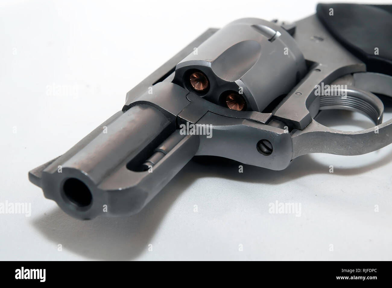 Una chiusura di un inossidabile naso camuso 357 revolver magnum di lato caricato con punto di cava elenchi puntati su sfondo bianco Foto Stock