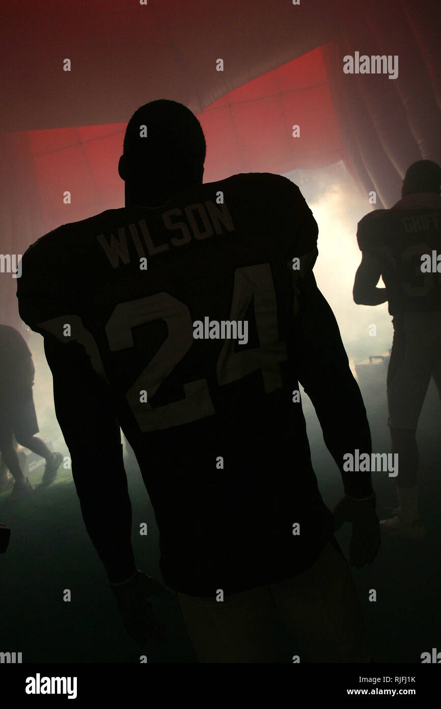 Una silhouette di NFL Football player nel tunnel di ingresso prima di iniziare una partita. Foto Stock