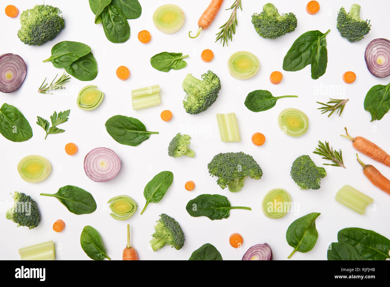 Lay piatto con verdure tagliate su sfondo bianco Foto Stock