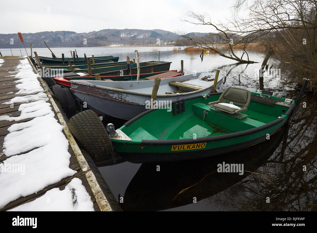 Maria Laach, Germania. 05 feb 2019. Barche di bob verso l'alto e verso il basso in corrispondenza di un pontile sul Laacher See. Sotto le masse d'acqua sonnecchia un vulcano, che è ancora molto attivo, come i ricercatori hanno dimostrato per la prima volta. (A dpa " studio dimostra per la prima volta: Eifel vulcano ancora il gorgogliamento' dal 06.02.2019) Credito: Thomas Frey/dpa/Alamy Live News Foto Stock