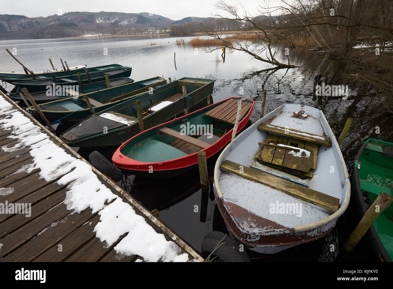 Maria Laach, Germania. 05 feb 2019. Barche di bob verso l'alto e verso il basso in corrispondenza di un pontile sul Laacher See. Sotto le masse d'acqua sonnecchia un vulcano, che è ancora molto attivo, come i ricercatori hanno dimostrato per la prima volta. (A dpa " studio dimostra per la prima volta: Eifel vulcano ancora il gorgogliamento' dal 06.02.2019) Credito: Thomas Frey/dpa/Alamy Live News Foto Stock