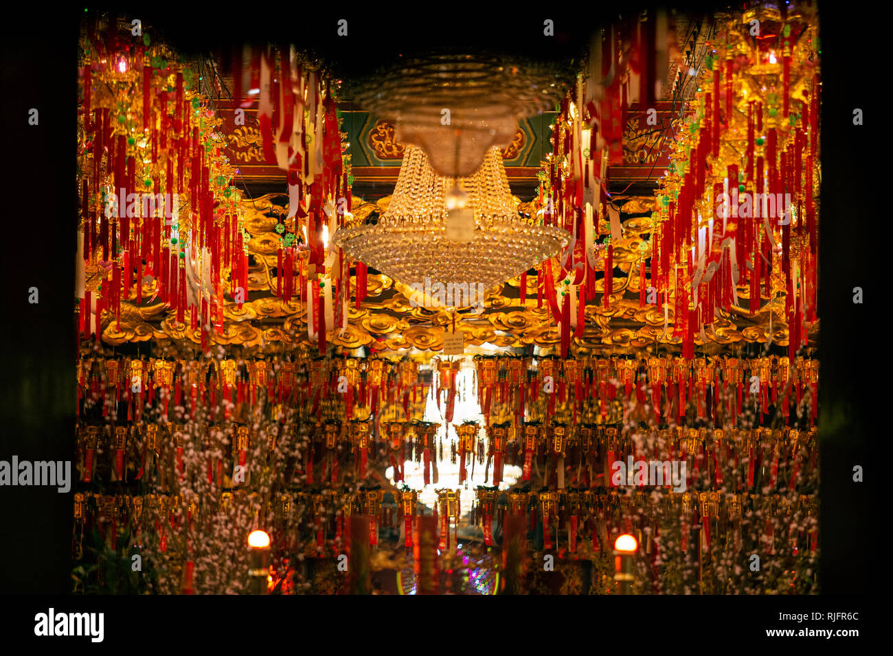 Los Angeles, California, USA. 4 febbraio 2019. Thein Hau tempio in Chinatown nel centro cittadino durante il nuovo anno lunare cinese a mezzanotte. Adoratori di eseguire rituali. Credito: Rommel Canlas/Alamy Live News Foto Stock
