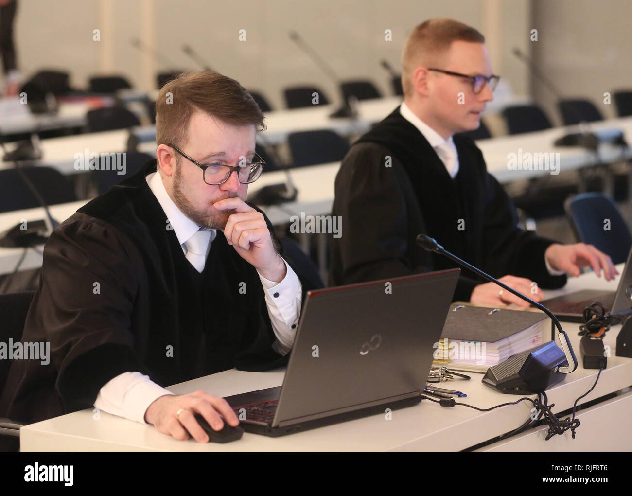 Il 06 febbraio 2019, nella Renania settentrionale-Vestfalia, Düsseldorf: Procuratori Jens Hartung (l) e Christian Seiffge guardare nel loro laptop prima la Loveparade inizia il processo. Il 24 luglio 2010, 21 giovani hanno perso la vita in mezzo alla folla al Technoparade in Duisburg. Almeno 652 feriti. Sei dipendenti della città di Duisburg e quattro dipendenti dell'organizzatore Lopavent sono state caricate con negligente di omicidio colposo e lesioni personali. Foto: Roland Weihrauch/dpa Foto Stock