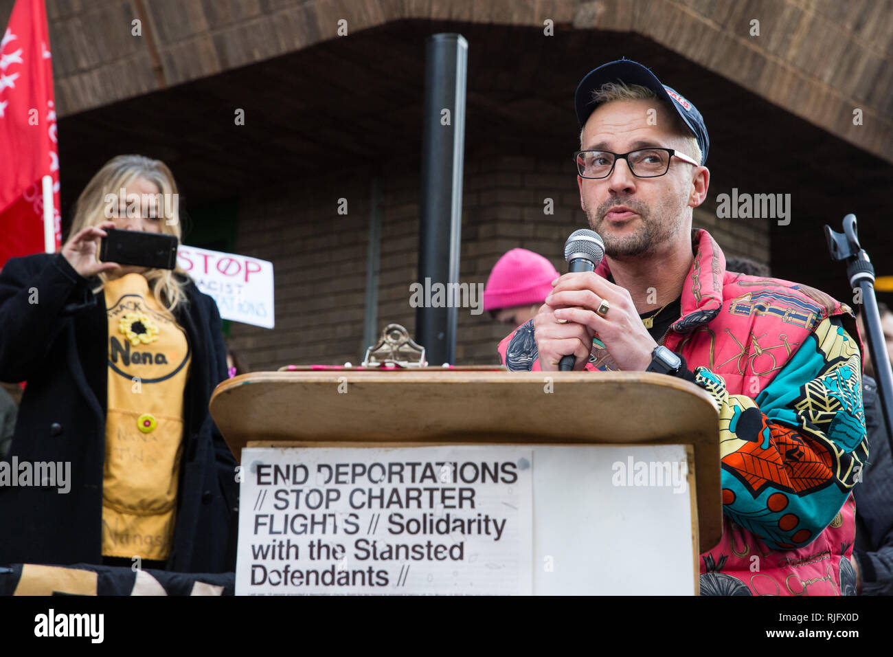 Chelmsford, Regno Unito. 6 febbraio, 2019. Dan bicchiere di ACT UP London indirizzi attivisti provenienti da tutto il Regno Unito si sono riuniti per manifestare solidarietà con il Stansted 15 prima della loro condanna a Chelmsford Crown Court. Il Stansted 15 sono stati condannati il 10 dicembre di un anti-terrorismo reato sotto l'aereo e marittimo Security Act 1990 a seguito della non-violenta azione diretta per cercare di impedire a un home office deportazione di volo precaria che trasportano i migranti in Nigeria, Ghana e Sierra Leone dal decollo dall'aeroporto di Stansted in marzo 2017. Credito: Mark Kerrison/Alamy Live News Foto Stock