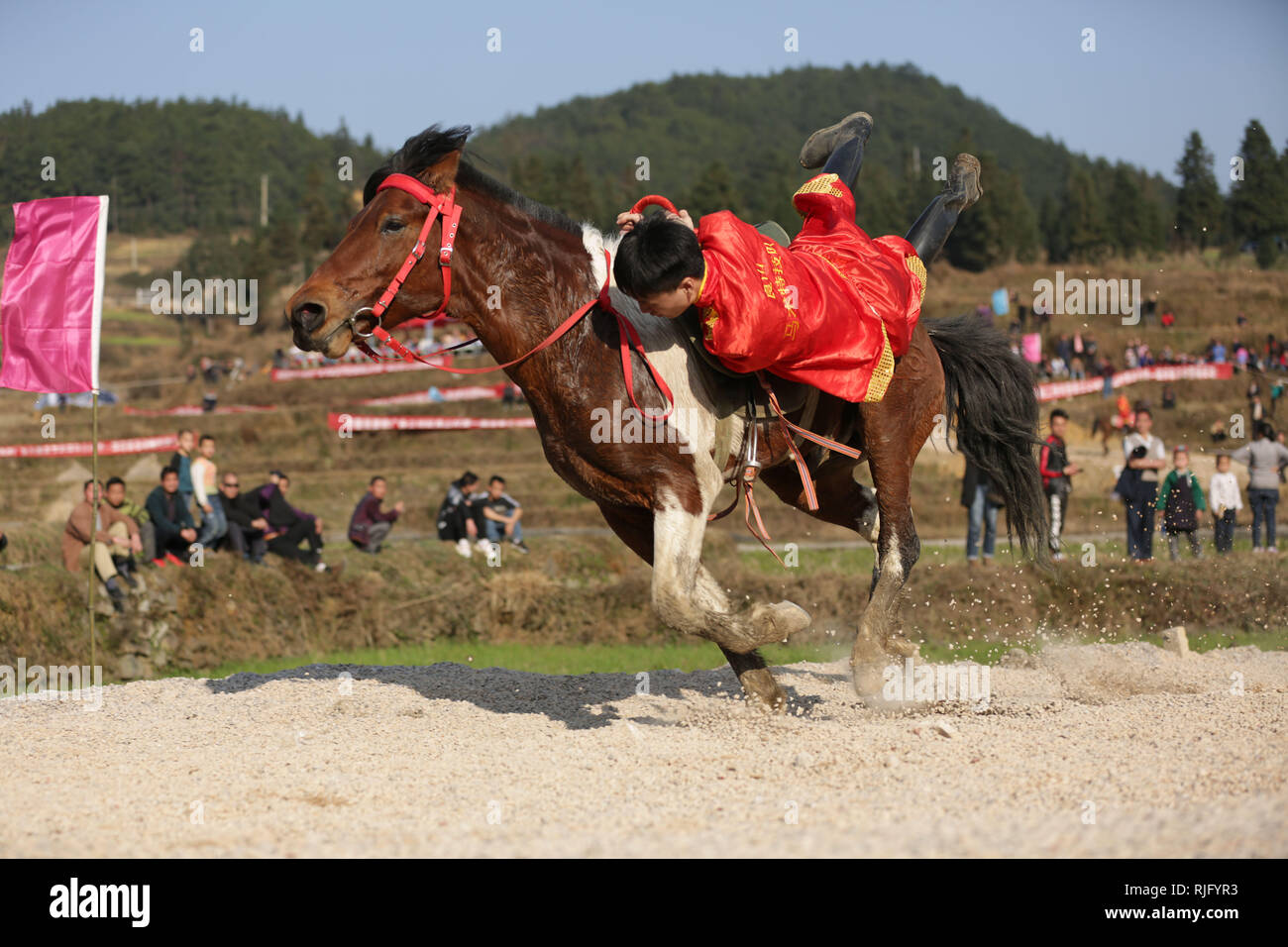 Danzhai, della Cina di Guizhou. 6 febbraio, 2019. Un esecutore dimostra abilità equestre a Longquan città di Danzhai County, a sud-ovest della Cina di Guizhou, 6 febbraio 2019. Le varie attività si sono tenute in tutta la Cina per celebrare il nuovo anno lunare cinese o Festival di Primavera, che cade il 5 febbraio di quest'anno. Credito: Huang Xiaohai/Xinhua/Alamy Live News Foto Stock