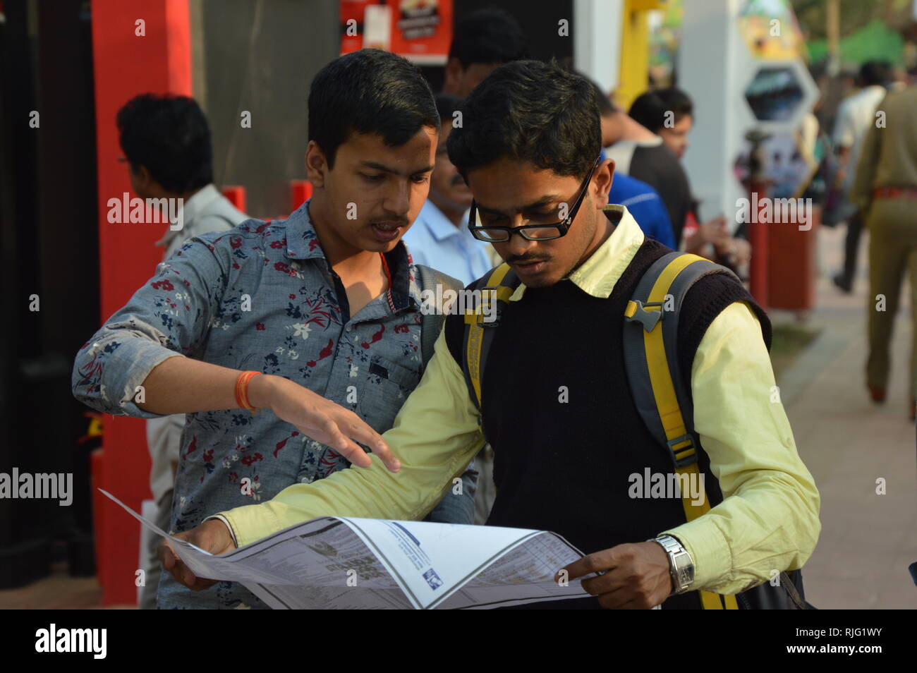Kolkata, India. Il 6 febbraio, 2019. I visitatori sono in ricerca mappa fiera del settimo giorno di dodici giorni durata xliii International Kolkata Book Fair 2019 presso il Central Park di Salt Lake City, organizzata dagli editori e librai Guild. Credito: Biswarup Ganguly/Alamy Live News Foto Stock