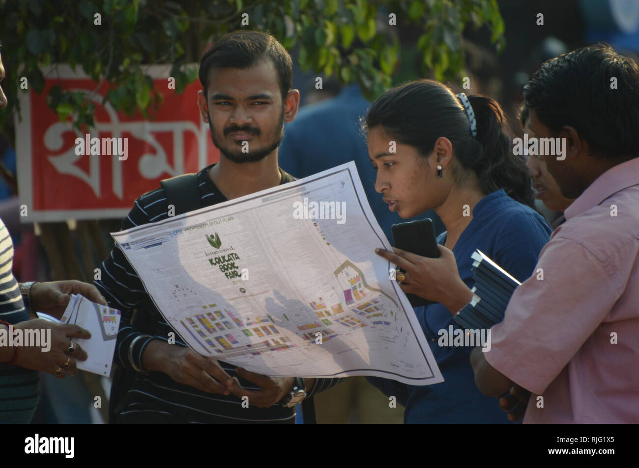 Kolkata, India. Il 6 febbraio, 2019. I visitatori sono in ricerca mappa fiera del settimo giorno di dodici giorni durata xliii International Kolkata Book Fair 2019 presso il Central Park di Salt Lake City, organizzata dagli editori e librai Guild. Credito: Biswarup Ganguly/Alamy Live News Foto Stock
