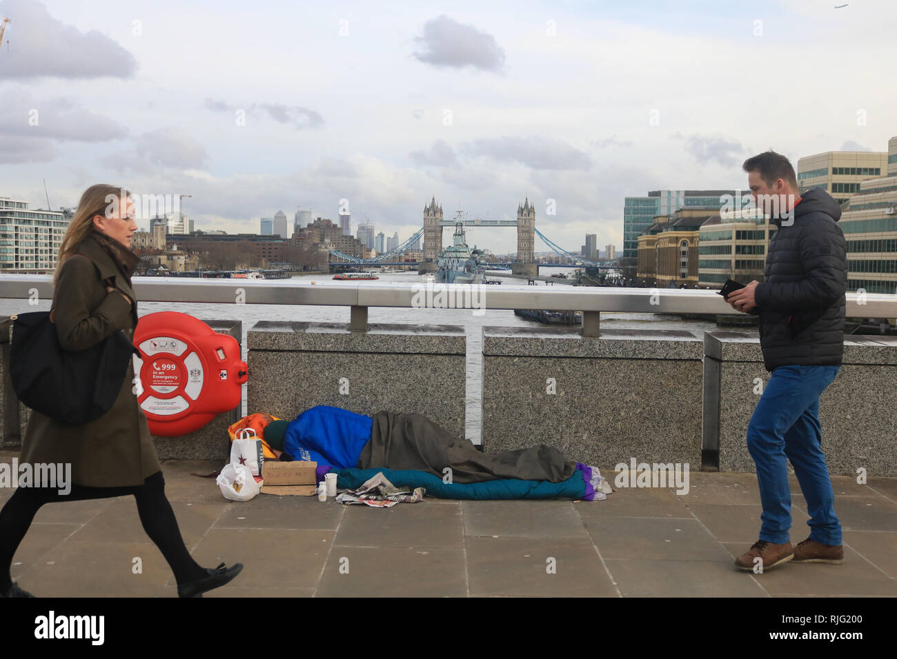 Londra, Regno Unito. 6 febbraio, 2019. Una persona senza dimora che dorme sul Ponte di Londra come il governo ha promesso il £100m oltre due anni per affrontare pelo ruvido come Segretario di Stato per l'alloggiamento di James Brokenshire ha promesso di porre fine a pelo ruvido da 2027 e vuole aiutare le persone a trasformare la loro vita intorno e il supporto per la salute mentale e le dipendenze. Credito: amer ghazzal/Alamy Live News Foto Stock