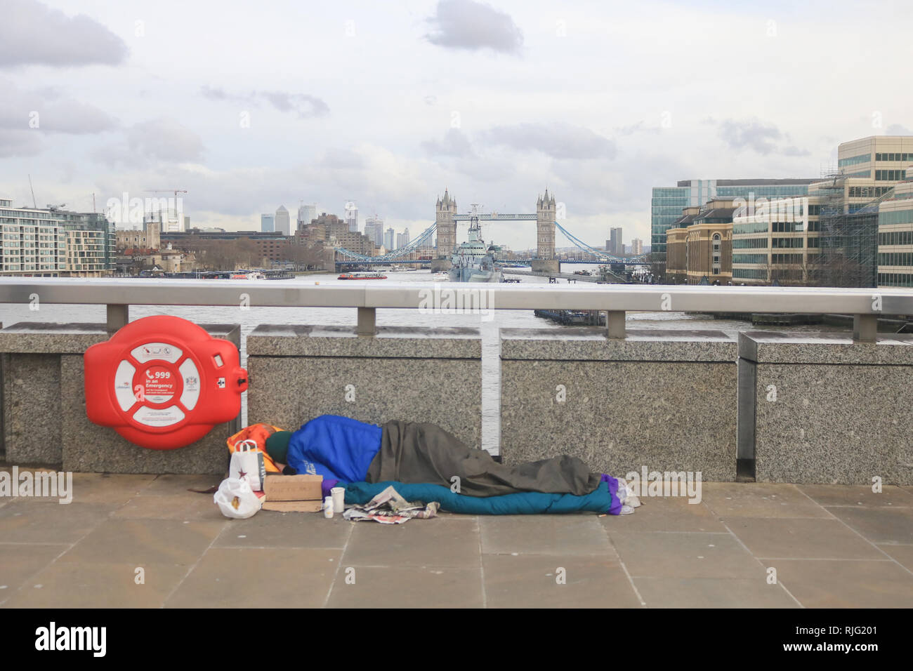 Londra, Regno Unito. 6 febbraio, 2019. Una persona senza dimora che dorme sul Ponte di Londra come il governo ha promesso il £100m oltre due anni per affrontare pelo ruvido come Segretario di Stato per l'alloggiamento di James Brokenshire ha promesso di porre fine a pelo ruvido da 2027 e vuole aiutare le persone a trasformare la loro vita intorno e il supporto per la salute mentale e le dipendenze. Credito: amer ghazzal/Alamy Live News Foto Stock