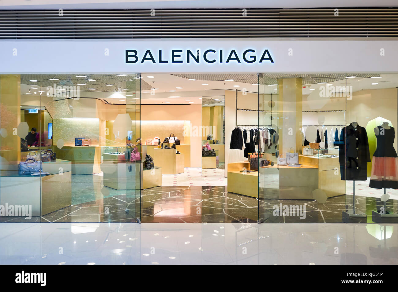 HONG KONG - Gennaio 26, 2016: progettazione di Balenciaga store elementi a  Shopping Mall. Balenciaga è un Europeo di lusso casa di moda fondata da  Cristobal Foto stock - Alamy
