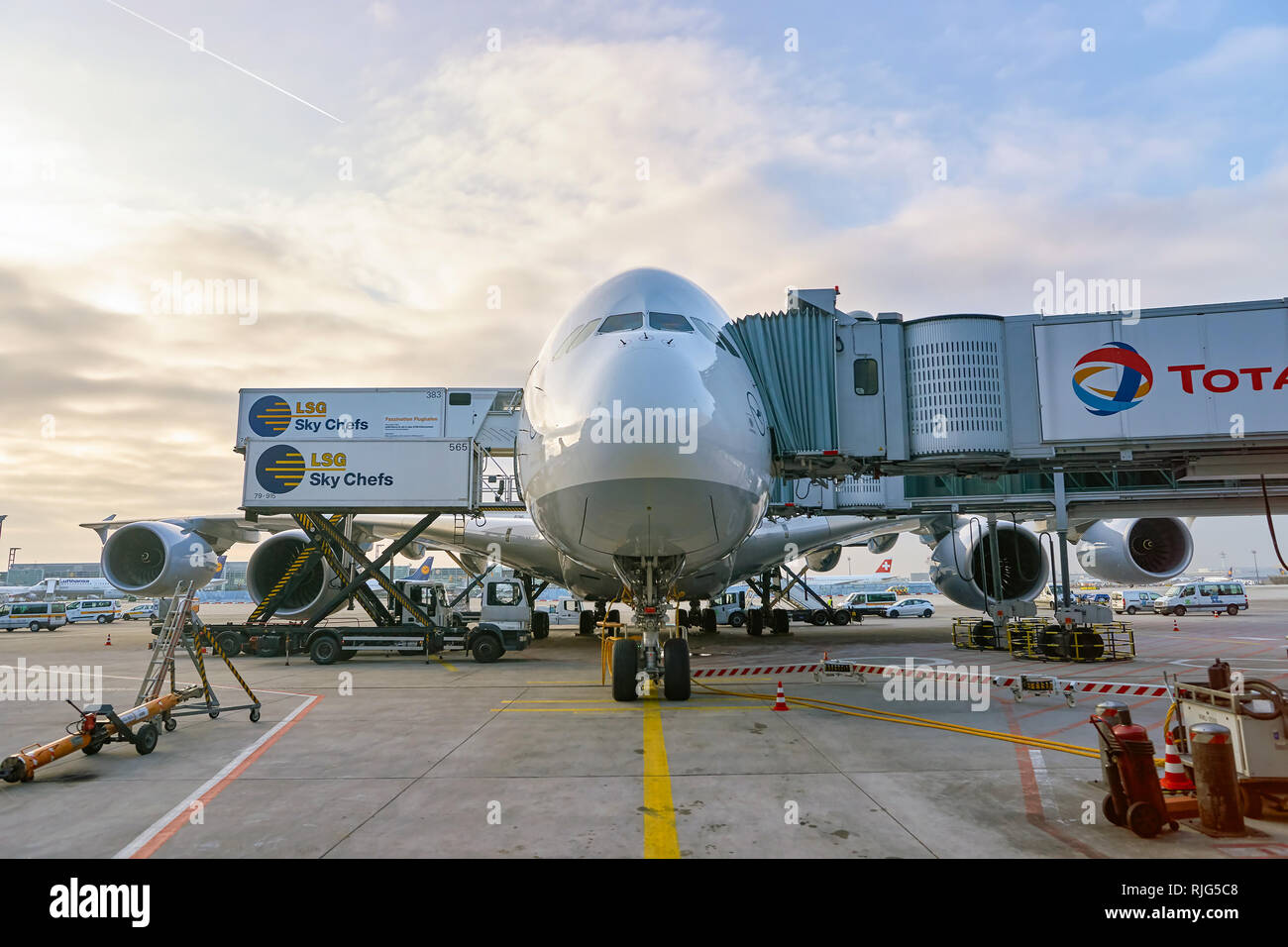 Francoforte, Germania - CIRCA NEL MARZO 2016: Lufthansa Airbus A380 inserito nell'aeroporto di Francoforte. L'aeroporto di Francoforte è un grande aeroporto internazionale trova i Foto Stock