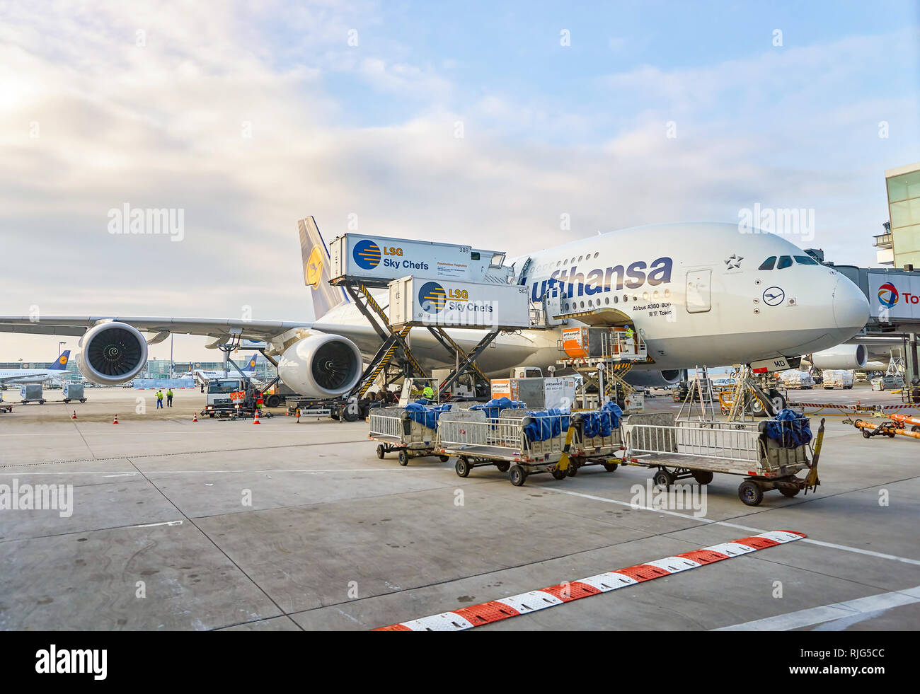 Francoforte, Germania - CIRCA NEL MARZO 2016: Lufthansa Airbus A380 inserito nell'aeroporto di Francoforte. L'aeroporto di Francoforte è un grande aeroporto internazionale trova i Foto Stock