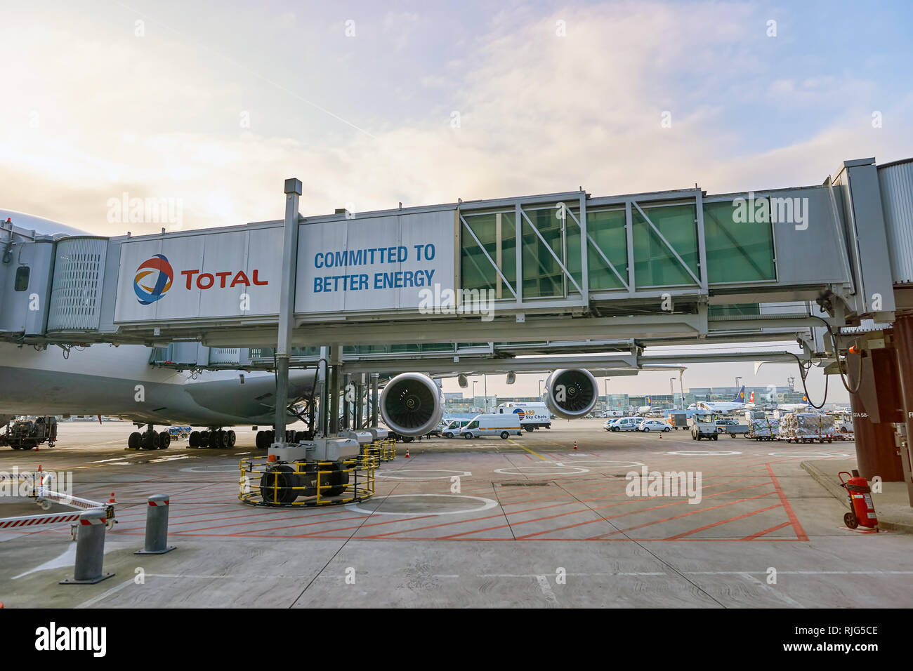Francoforte, Germania - CIRCA NEL MARZO 2016: Lufthansa Airbus A380 inserito nell'aeroporto di Francoforte. L'aeroporto di Francoforte è un grande aeroporto internazionale trova i Foto Stock