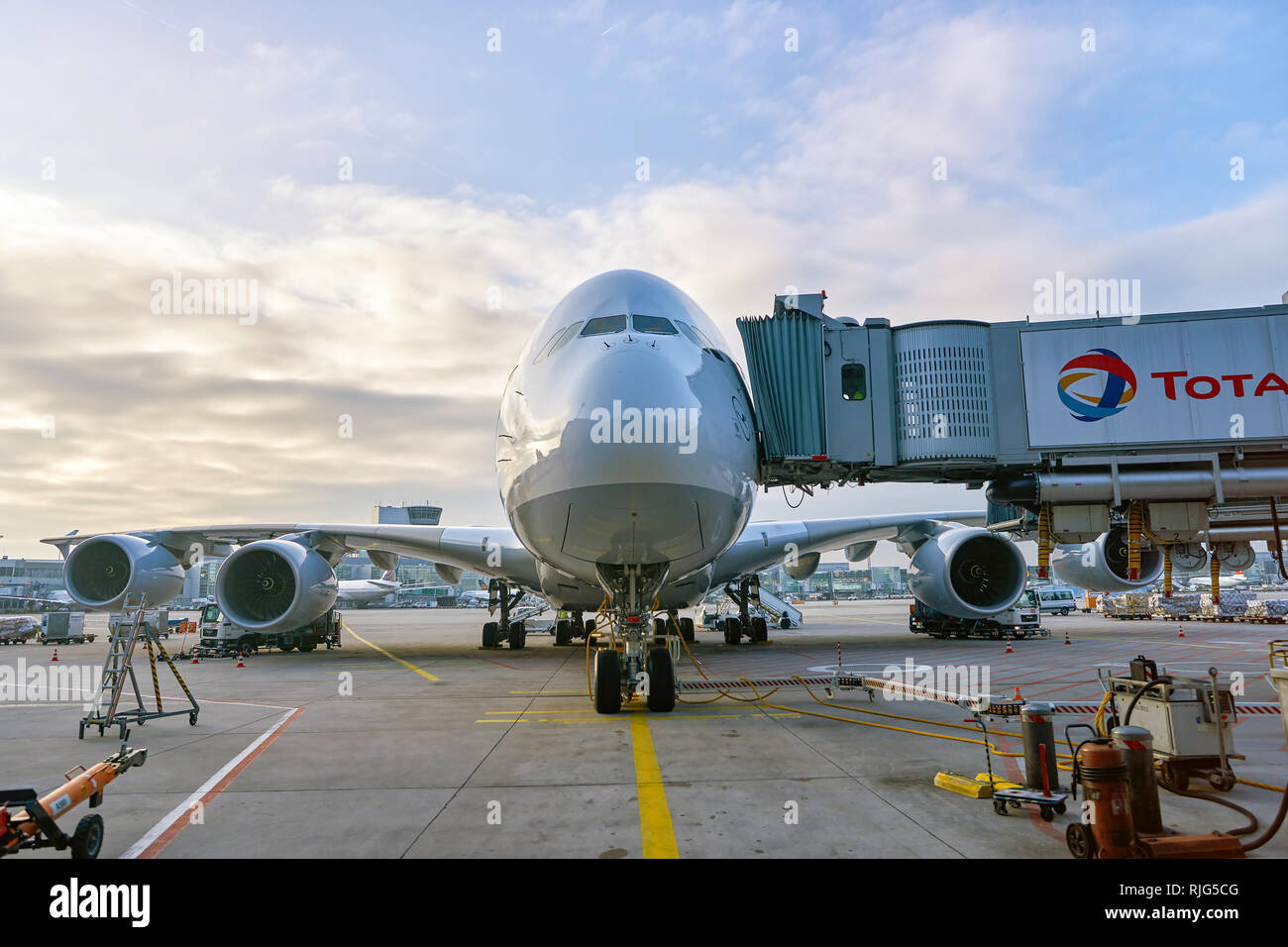 Francoforte, Germania - CIRCA NEL MARZO 2016: Lufthansa Airbus A380 inserito nell'aeroporto di Francoforte. L'aeroporto di Francoforte è un grande aeroporto internazionale trova i Foto Stock