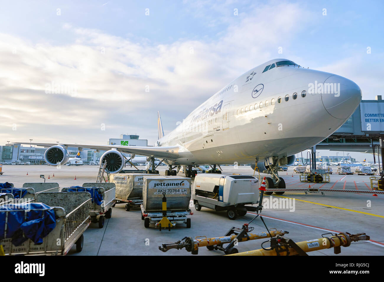Francoforte, Germania - CIRCA NEL MARZO 2016: Lufthansa Boeing 747-8 inserito nell'aeroporto di Francoforte. L'aeroporto di Francoforte è un grande aeroporto internazionale situato Foto Stock