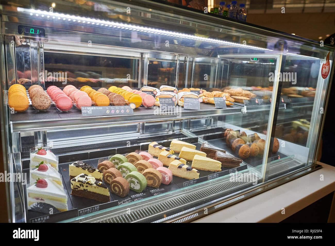 HONG KONG - Settembre 09, 2015: show case con dessert in McCafe. McCafe è un caffè-stile di casa di cibi e bevande, catena di proprietà di McDonald'smembri. Foto Stock