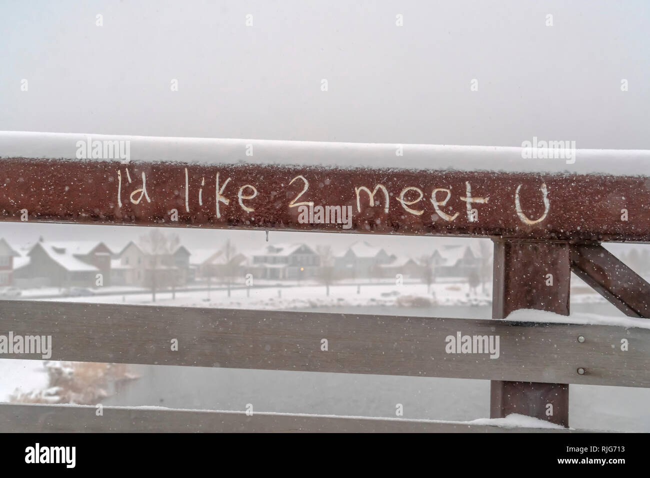 Graffiti graffiato nella ringhiera metallica di un ponte Foto Stock