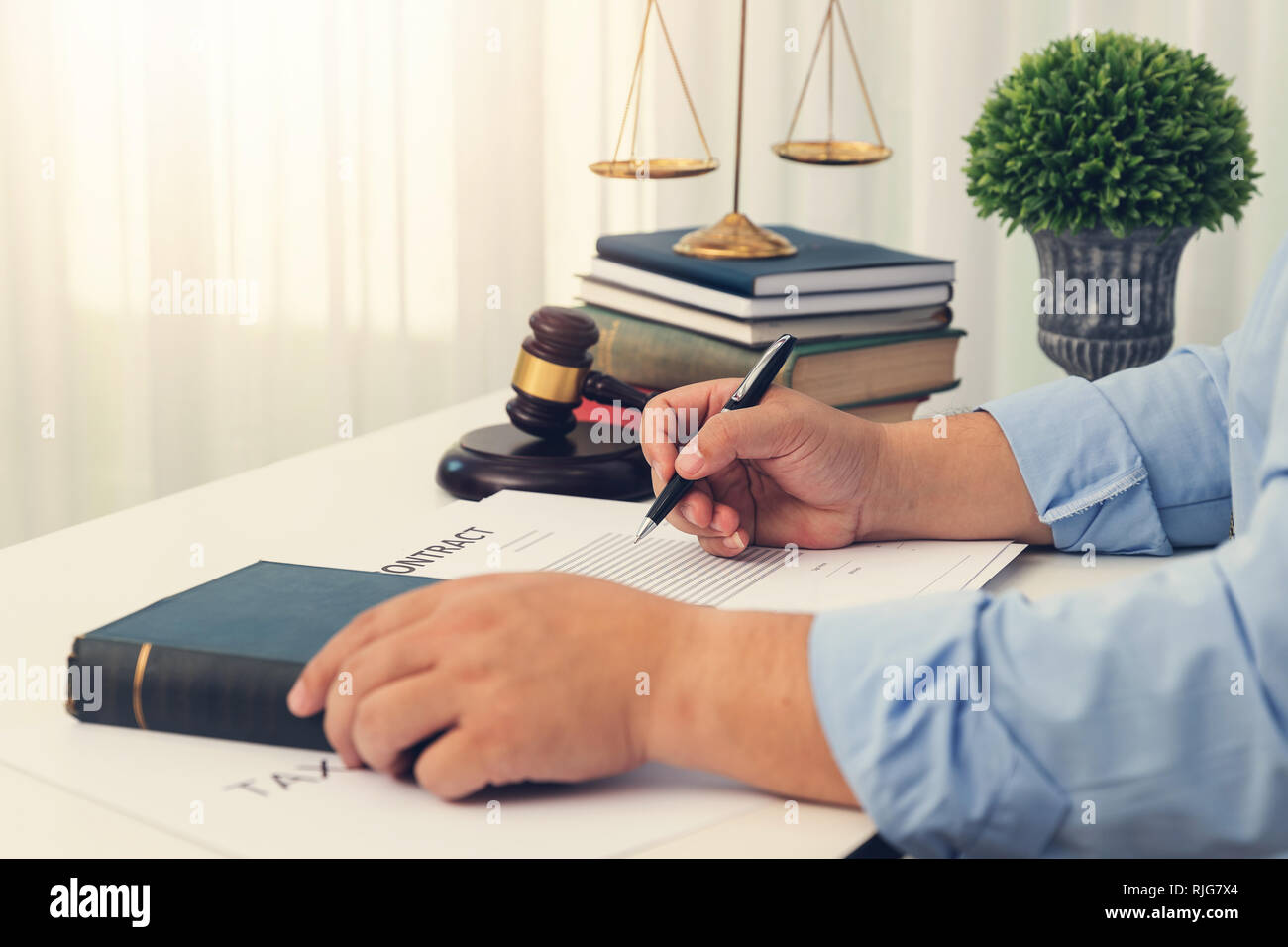 Nozioni di diritto, avvocato e imprenditore lavorando e discutendo contratto business papers in ufficio. Foto Stock