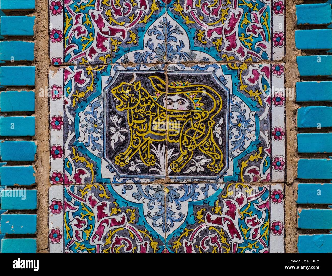 Immagine di piastrella, cat di preda, decorazioni floreali, moschea Tekyeh Moaven-ol Molk, Kermanshah, Iran Foto Stock