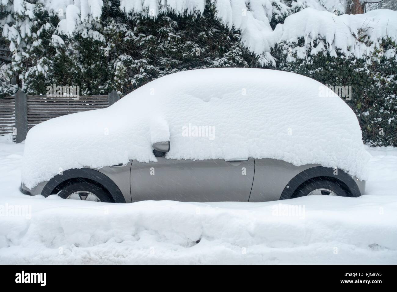 Nevicato in auto, Monaco di Baviera, Baviera, Baviera, Germania Foto Stock