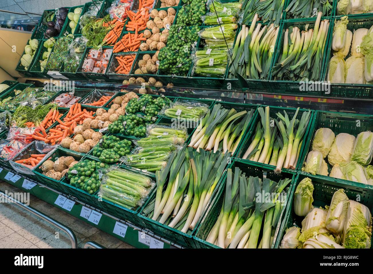 Vari ortaggi in casse nei supermercati, Monaco di Baviera, Baviera, Baviera, Germania Foto Stock