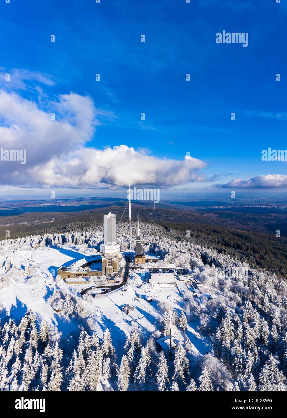 Drone shot, montante della trasmissione dell'Hessian radio, Grosser Feldberg in inverno al di sopra della linea di nevicata, Hesse, Germania Foto Stock